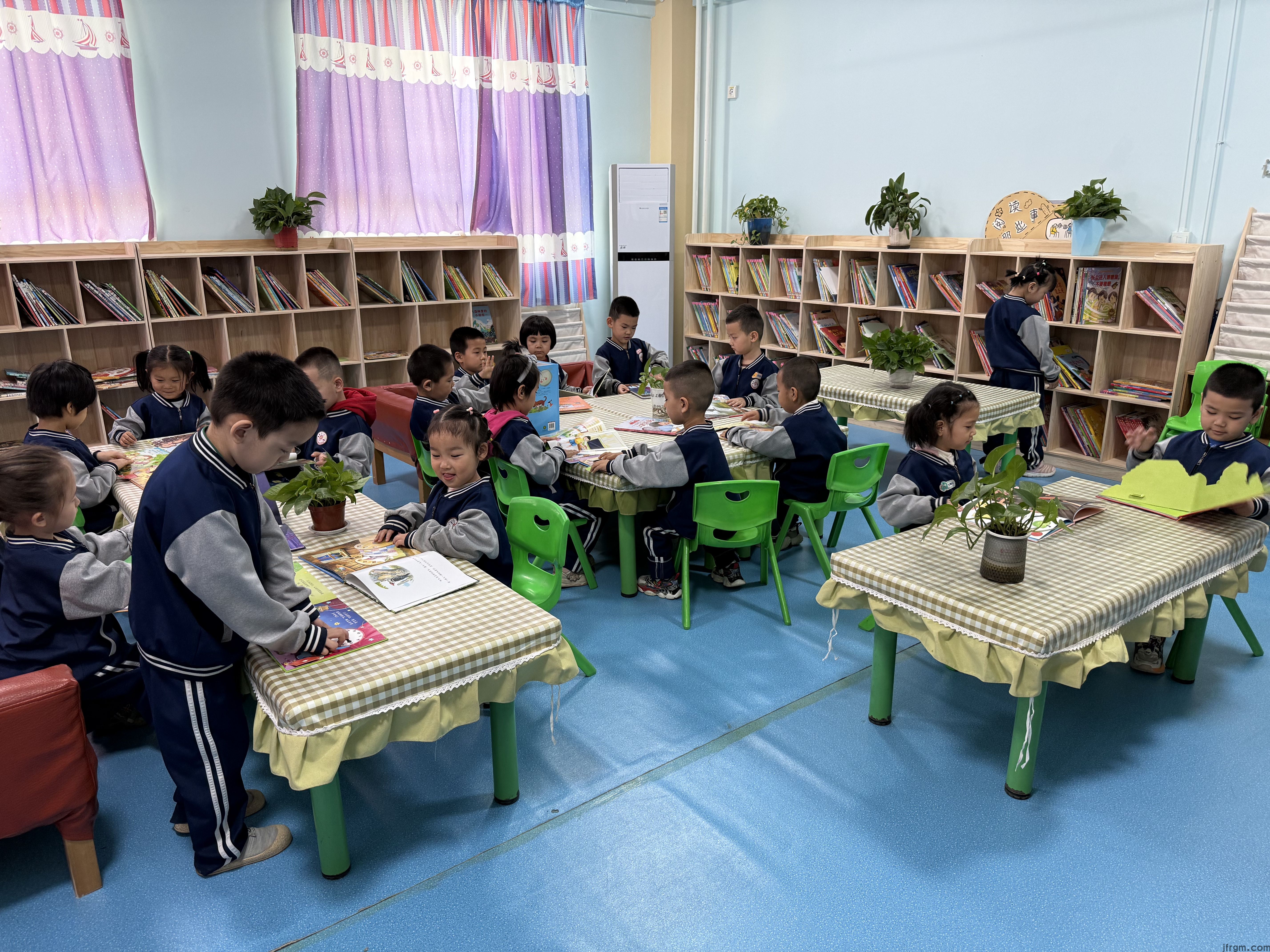 岳阳市一幼儿园向高昌区第六幼儿园教育集团捐赠图书(图1)