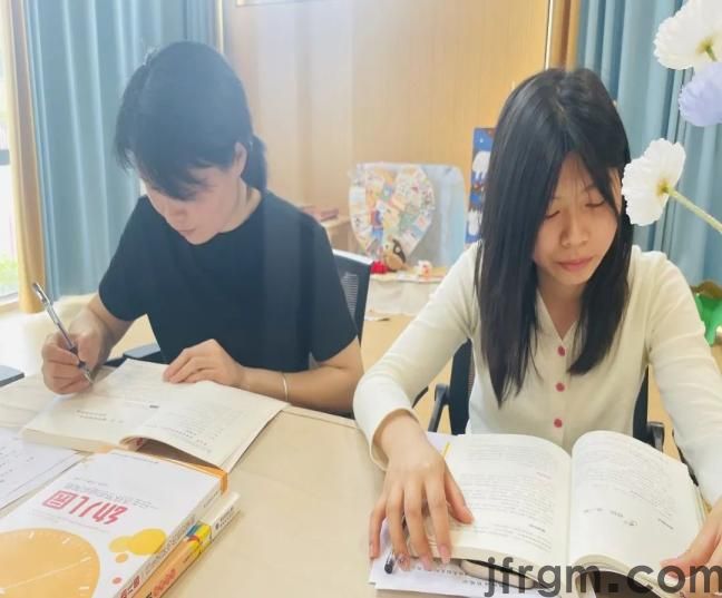 品味书香 涵养师德——崇仁县高新区幼儿园教师读书月活动(图2)