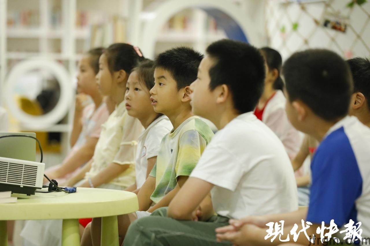 争做好少年！南京小市街道m6米乐“阅享时光”读书会小朋友收获多(图2)