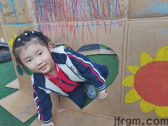 哈市香坊区图书馆携手丑小鸭第二幼儿园举办“笔尖绘梦约绘美好”庆十一少儿纸板迷宫大作画活动(图1)