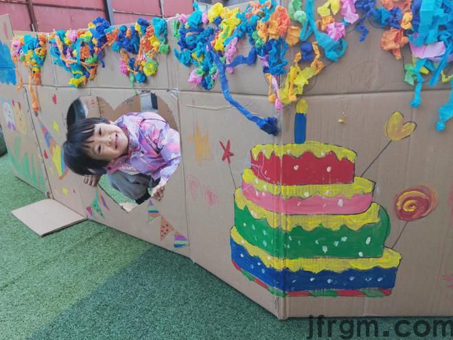 哈市香坊区图书馆携手丑小鸭第二幼儿园举办“笔尖绘梦约绘美好”庆十一少儿纸板迷宫大作画活动(图2)