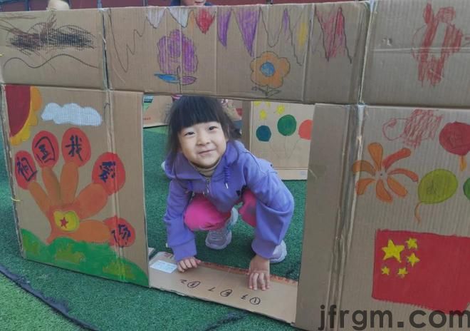 哈市香坊区图书馆携手丑小鸭第二幼儿园举办“笔尖绘梦约绘美好”庆十一少儿纸板迷宫大作画活动(图3)
