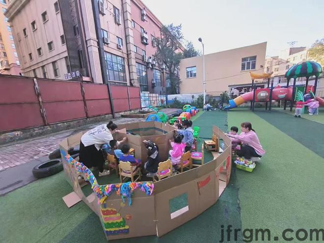 哈市香坊区图书馆携手丑小鸭第二幼儿园举办“笔尖绘梦约绘美好”庆十一少儿纸板迷宫大作画活动(图4)